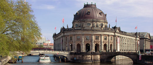 Bode-Museum von der Spree
