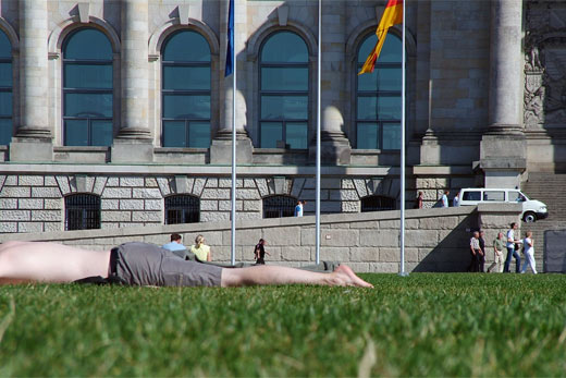 Auf dem Rasen vor dem Reichstag
