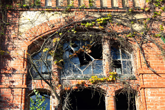 zerbrochenes Fenster und Fassade in Beeliz Heilstätten