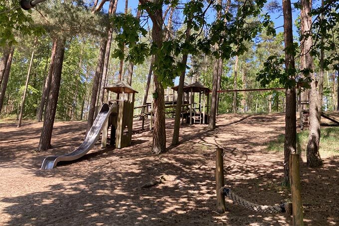 Spielplatz mit Rutsche im Wald