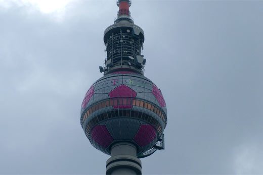 Fernsehturm in Berlin als Fußball beklebt