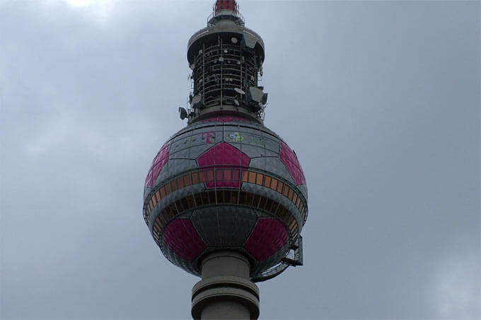 Fernsehturm in Berlin als Fußball beklebt