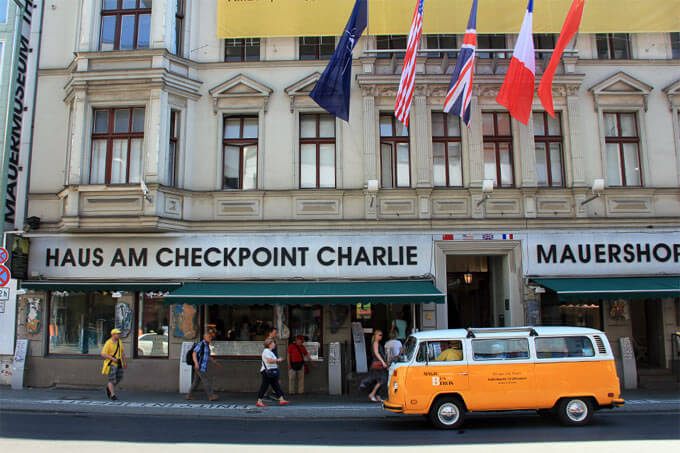 Museum am Checkpoint Charlie mit Fahnen der Alliierten