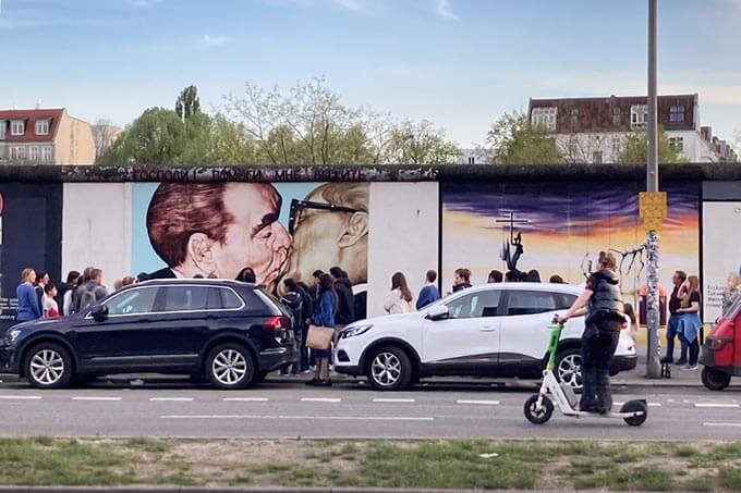 East Side Gallery mit vielen Besuchern vor den Bildern