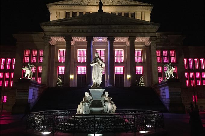 Gendarmenmarkt: Schiller vor Konzerthaus bunt  beleuchtet