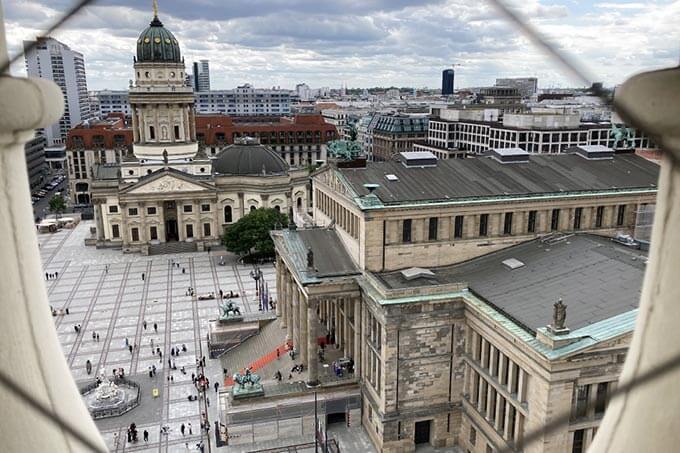 Blick vom Französischen Dom auf Konzerthaus und Deutschen Dom