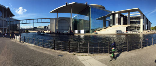 Spreebogen am Fluss hinter dem Bundestag