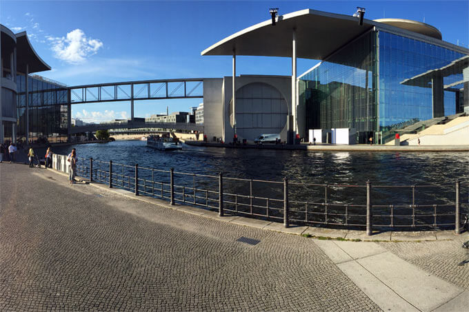 Spreebogen am Fluss hinter dem Bundestag