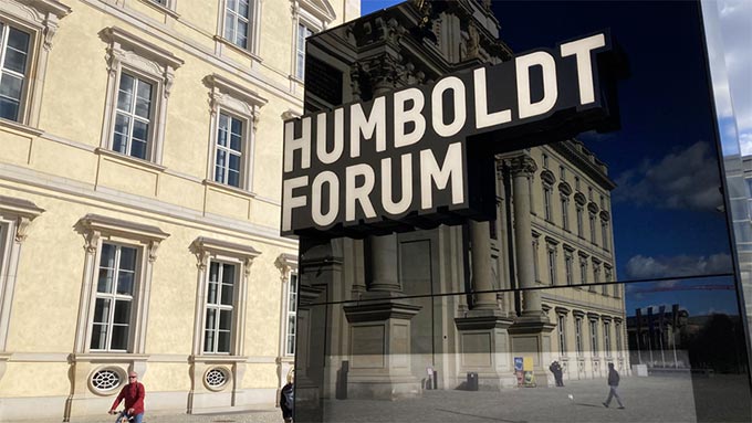 Humboldt Forum Schiuld mit Spiegelung des Schlosses