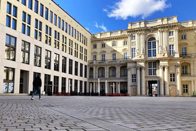 Schlüterhof: Moderne und Vergangenheit in den Fassaden